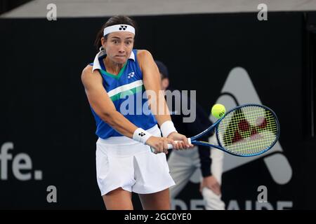 ADELAIDE, AUSTRALIEN - 22. FEBRUAR: Anastasija Sevastova von Lativa trifft am ersten Tag des Adelaide International Tennisturniers am Memorial Drive am 22. Februar 2021 in Adelaide, Australien, eine Rückhand gegen Caroline Garcia aus Frankreich. Quelle: Peter Mundy/Speed Media/Alamy Live News Stockfoto