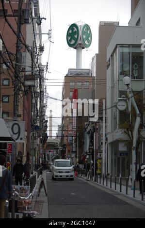 Osaka, Japan - 09. Dezember 2018: Schmale Straße in Shinsaibashi Stockfoto