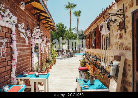 Antalya, Türkei - 2. August 2021: Straßen der Altstadt von Kaleici. Straßencafés und Geschäfte für Touristen. Sehenswürdigkeiten, Erholung und Reisen in Antalya. Hochwertige Fotos Stockfoto