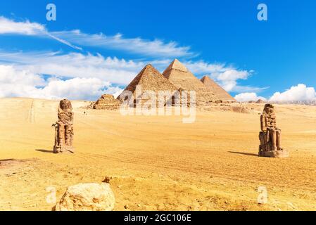 Pyramiden Ägyptens und die Kolosse von Memnon in der Wüste von Gizeh Stockfoto