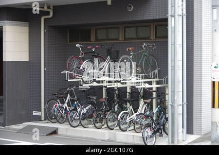 Osaka, Japan - 09. Dez 2018: Fahrradparkplatz mit Fahrrädern im japanischen Apartmentgebäude Stockfoto