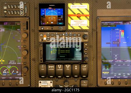 Inklusive Bedienfeld im Cockpit eines Flugzeugs oder Hubschraubers. Nahaufnahme. Stockfoto