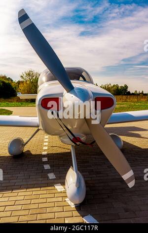 Kleines privates weißes Flugzeug vor dem Flug. Vorderansicht. Nahaufnahme. Stockfoto