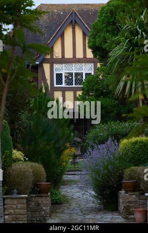 Gartenweg im Sommer 2021. Stockfoto