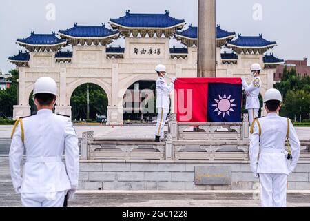 Taipeh, Taiwan. August 2021. Taiwanesische Ehrenwachen falten während einer Flaggensenkungszeremonie in Taipei eine Flagge Taiwans. Kredit: SOPA Images Limited/Alamy Live Nachrichten Stockfoto