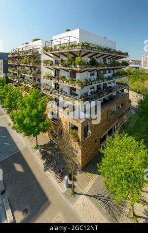 FRANKREICH, LOIRE-ATLANTIQUE (44), NANTES, ILE DE NANTES, RUE LA NOUE BRAS DE FER, GEBÄUDE MIT GRÜNEN BALKONEN Stockfoto