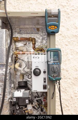 Rauchgasanalysator an einem mit Heizöl befeuerten Kessel im Freien während der Inbetriebnahme. Hertfordshire, Großbritannien Stockfoto