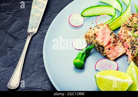 Fischsalat mit Thunfisch, Limette, Okra, Rettich und Karotten Stockfoto