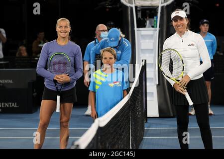 ADELAIDE, AUSTRALIEN - 23. FEBRUAR: Johanna Konta aus Großbritannien und Shelby Rogers aus den Vereinigten Staaten vor ihrem Einzelspiel am zweiten Tag des Adelaide International Tennisturniers im Memorial Drive am 23. Februar 2021 in Adelaide, Australien. (Foto von Peter Mundy/Speed Media/Icon Sportswire) Kredit: Peter Mundy/Speed Media/Alamy Live News Stockfoto