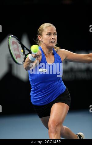 ADELAIDE, AUSTRALIEN - 23. FEBRUAR: Shelby Rogers aus den Vereinigten Staaten spielt eine Vorhand gegen Johanna Konta aus Großbritannien während ihres Einzelspiels am zweiten Tag des Adelaide International Tennisturniers im Memorial Drive am 23. Februar 2021 in Adelaide, Australien. (Foto von Peter Mundy/Speed Media/Icon Sportswire) Kredit: Peter Mundy/Speed Media/Alamy Live News Stockfoto