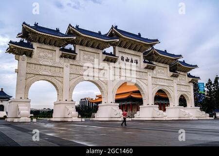 Taipeh, Taiwan. August 2021. Eine allgemeine Ansicht der National Chiang Kai-shek Memorial Hall in Taipei. Kredit: SOPA Images Limited/Alamy Live Nachrichten Stockfoto