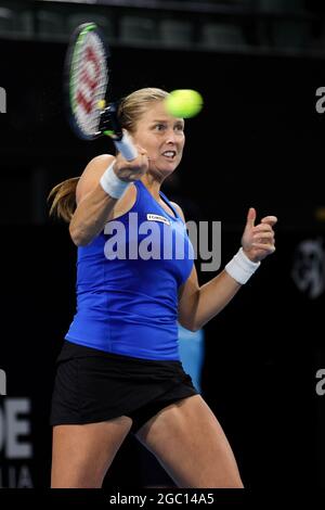 ADELAIDE, AUSTRALIEN - 23. FEBRUAR: Shelby Rogers aus den Vereinigten Staaten spielt eine Vorhand gegen Johanna Konta aus Großbritannien während ihres Einzelspiels am zweiten Tag des Adelaide International Tennisturniers im Memorial Drive am 23. Februar 2021 in Adelaide, Australien. (Foto von Peter Mundy/Speed Media/Icon Sportswire) Kredit: Peter Mundy/Speed Media/Alamy Live News Stockfoto