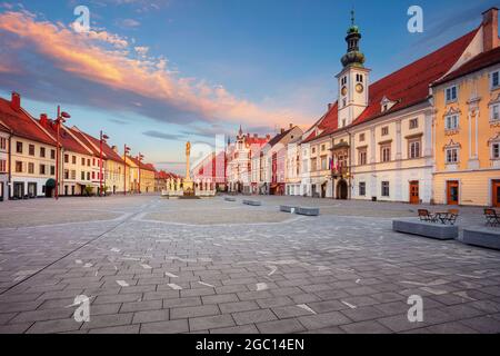 Maribor, Slowenien. Stadtbild von Maribor, Slowenien mit dem Hauptplatz und dem Rathaus bei Sommersonnenaufgang. Stockfoto