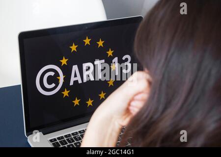 Konzept: EU-Richtlinie über das Urheberrecht im digitalen Binnenmarkt oder CDSM. Art. 13 wird als Meme-Verbot bezeichnet Stockfoto