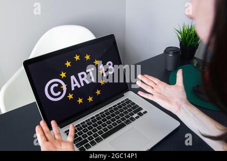 Konzept: EU-Richtlinie über das Urheberrecht im digitalen Binnenmarkt oder CDSM. Art. 13 wird als Meme-Verbot bezeichnet Stockfoto