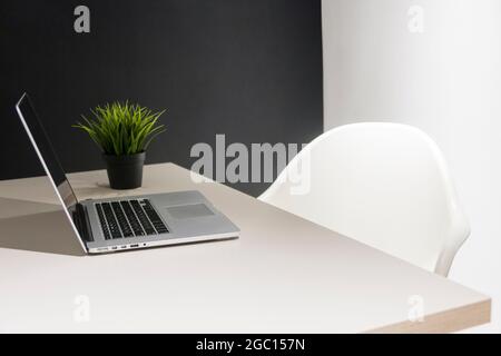 Minimalistischer, digitaler Nomade-Arbeitsplatz im Home Office Stockfoto