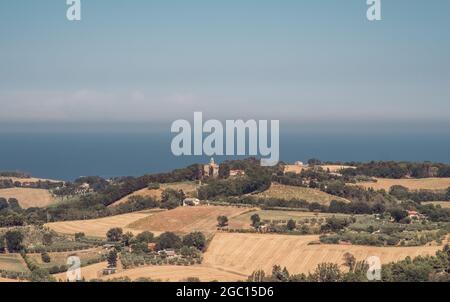 Die Hügel vor der Adria in der Provinz Pesaro und Urbino, Marken, Italien Stockfoto
