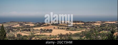 Die Hügel vor der Adria in der Provinz Pesaro und Urbino, Marken, Italien Stockfoto