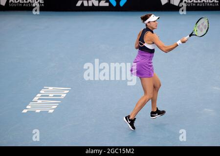 ADELAIDE, AUSTRALIEN - 24. FEBRUAR: Belinda Bencic aus der Schweiz spielt am dritten Tag des Adelaide International Tennisturniers im Memorial Drive am 24. Februar 2021 in Adelaide, Australien, während ihres Einzelspieles gegen Misaki Doi aus Japan. (Foto von Peter Mundy/Speed Media/Icon Sportswire) Kredit: Peter Mundy/Speed Media/Alamy Live News Stockfoto