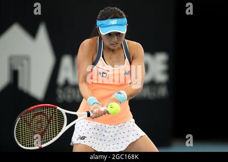 ADELAIDE, AUSTRALIEN - 24. FEBRUAR: Misaki Doi aus Japan spielt am dritten Tag des Adelaide International Tennisturniers im Memorial Drive am 24. Februar 2021 in Adelaide, Australien, während ihres Einzelspieles gegen Belinda Bencic aus der Schweiz. (Foto von Peter Mundy/Speed Media/Icon Sportswire) Kredit: Peter Mundy/Speed Media/Alamy Live News Stockfoto