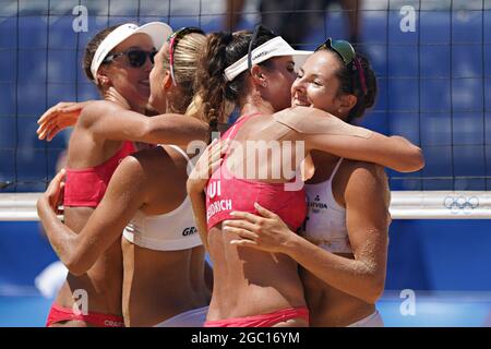 Tokio, Japan. August 2021. Die Schweizer Joana Heidrich, #2 und Anouk Verge-Depre, #1, umarmen die lettische Anastasija Kravcenoka und Tina Graudina, nachdem sie am Freitag, den 6. August 2021, bei den Olympischen Spielen in Tokio, Japan, die Bronzemedaille im Beachvolleyball der Frauen gewonnen hatten. Die Vereinigten Staaten gewannen Gold, Australien, Silber und die Schweiz Bronze. Foto von Richard Ellis/UPI Credit: UPI/Alamy Live News Stockfoto