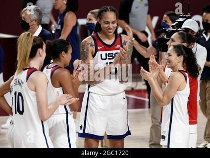 Tokio, Japan. August 2021. Die US-amerikanischen Teammitglieder, darunter Brittney Griner (C) und sua Bird (R), feiern ihren Sieg über Serbien im Halbfinale der Frauen bei den Olympischen Spielen 2020 in Tokio am Freitag, den 6. August 2021, Japan. Die USA gewannen 70-59, um zum Goldmedaillenspiel vorzurücken. Foto von Mike Theiler/UPI Credit: UPI/Alamy Live News Stockfoto