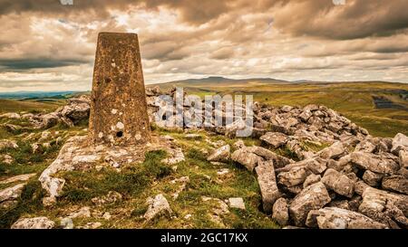 Ingleborough ist der zweithöchste Berg in den Yorkshire Dales, England. Es ist einer der Yorkshire Three Peaks und wird häufig als Teil bestiegen Stockfoto