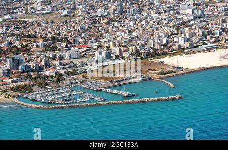 Meer Hafenstadt Larnaca, Zypern. Blick aus dem Flugzeug an die Küste, Strände, Hafen und die Architektur der Stadt von Larnaca. Stockfoto