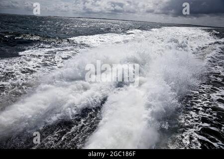 Blick vom Heck des Schiffes auf die Wake, Deutschland, Schleswig-Holstein, Nordsee Stockfoto