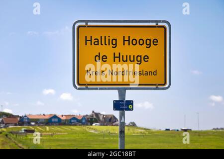 Zweisprachiges Ortsschild Hallig Hooge, deutsch und friesisch, Deutschland, Schleswig-Holstein, Nordfriesland, Nordsee Stockfoto