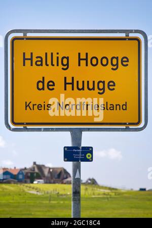 Zweisprachiges Ortsschild Hallig Hooge, deutsch und friesisch, Deutschland, Schleswig-Holstein, Nordfriesland, Nordsee Stockfoto