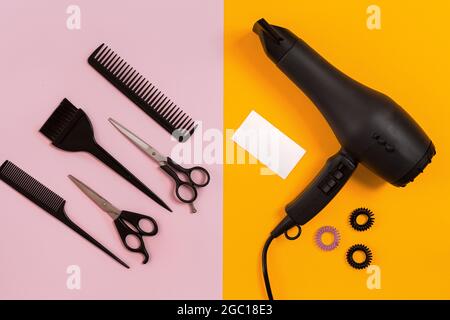 Friseur-Tools auf rosa und orange Hintergrund mit Kopierraum Stockfoto