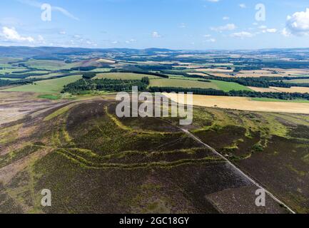 Luftaufnahme des Hügels der Eisenzeit, bekannt als Brown Caterthun in der Nähe von Brechin, Angus, Schottland Stockfoto