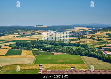 blick vom Schloss Saaleck bei Hammelburg an der Rhön mit dem Dorf Winheim (hinten) und den Schwarzen Bergen, Deutschland, Stockfoto