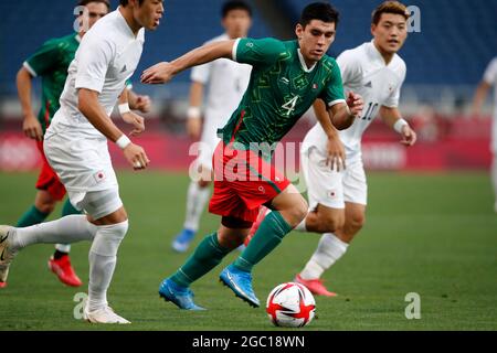 Saitama, Japan. August 2021. JESUS ANGULO (4) aus Mexiko in Aktion während des Fußballmatches der Männer mit Bronzemedaille zwischen Mexiko und Japan während der Olympischen Spiele in Tokio 2020 im Saitama-Stadion. Mexiko führt Japan 2-0 zur Halbzeit an. (Bild: © Rodrigo Reyes Marin/ZUMA Press Wire) Stockfoto