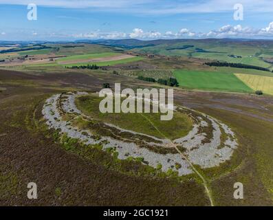 Luftaufnahme des Hügels der Eisenzeit, bekannt als White Caterthun in der Nähe von Brechin, Angus, Schottland Stockfoto