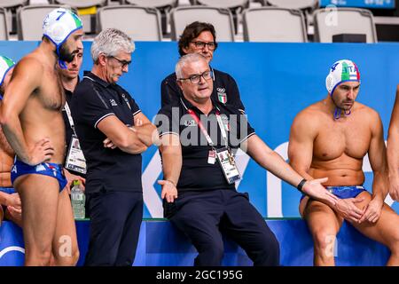 Tokio, Japan. August 2021. TOKIO, JAPAN - 6. AUGUST: Cheftrainer Allessandro Campagna aus Italien, Assistenztrainer Amedeo Pomilio aus Italien, Assistenztrainer Alessandro Duspiva aus Italien, Vincenzo Rezuto aus Italien, Pietro Figlioli aus Italien während des Olympischen Wasserball-Turniers in Tokio 2020 Männer-Klassements 5.-8. Match zwischen Italien und den Vereinigten Staaten im Tatsumi Waterpolo Center am 6. August 2021 in Tokio, Japan (Foto von Marcel ter Bals/Orange Picics) Credit: Orange Pics BV/Alamy Live News Stockfoto