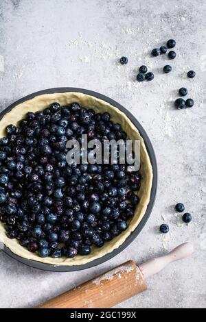 Rohe Blaubeerkuchen in der Herstellung. Stockfoto