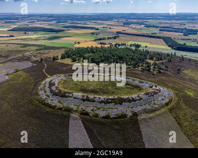 Luftaufnahme des Hügels der Eisenzeit, bekannt als White Caterthun in der Nähe von Brechin, Angus, Schottland Stockfoto