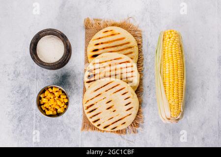 Draufsicht auf Arepas aus Maismehl, lateinamerikanisches Lebensmittelkonzept Stockfoto