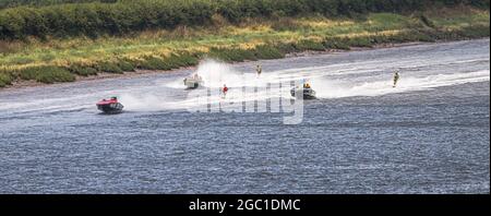 Drei Wasserskifahrer, die am 31. Juli 2021 auf der großen Ouse in Kings Lynn zum Hanseatic Water Festival gesehen wurden. Stockfoto