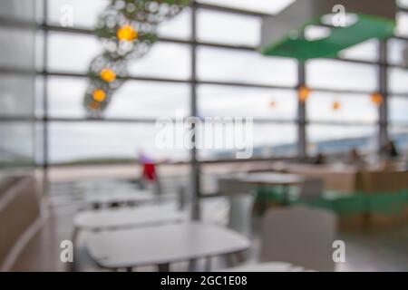 Lounge und Café am Flughafen - unverschämter, verzockter Hintergrund Stockfoto