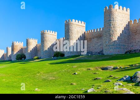 Mittelalterliche Stadtmauer von Avila in Spanien Stockfoto