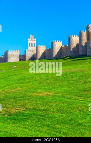 Mittelalterliche Stadtmauer von Avila in Spanien mit viel Platz für Ihren eigenen Text. UNESCO-Weltkulturerbe Stockfoto