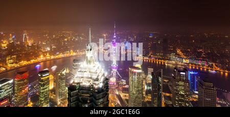 Shanghai Stadt bei Nacht, China. Panoramablick auf die Innenstadt von oben Stockfoto