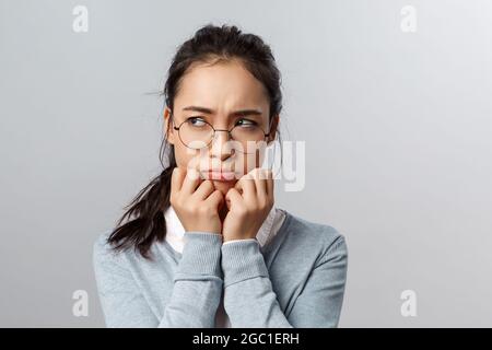 Nahaufnahme von düsteren beleidigt junge dumme asiatische Frau, schmollend runzelte aufgeregt, schauen Sie mit Neid oder Bedauern links, haben harte Gefühle, beleidigt von unfair Stockfoto