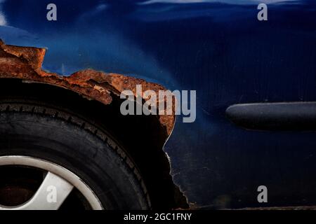 Auto mit einer Bohrung von Rost und Korrosion Stockfotografie - Alamy