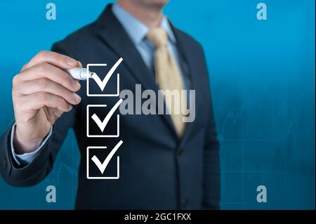 Geschäftsmann Hand Checking die Checklisten-Boxen auf blauem Hintergrund. Wählen Sie eine von drei Optionen. Checkliste Konzept, Unternehmer Prüfzeichen auf Stockfoto