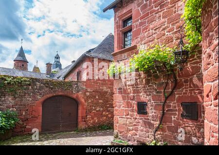 Collonges-la-Rouge, ein Juwel aus rotem Sandstein von Corrèze, gilt als eines der schönsten Dörfer Frankreichs. Stockfoto