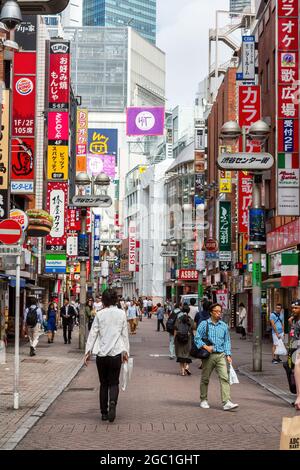 Tokio, Japan - 23. Juni 2016: Die geschäftigen Straßen von Shinjuku tagsüber. Fußgänger gehen durch das Einkaufs- und Unterhaltungsviertel, das voller Sh ist Stockfoto